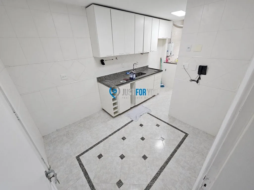 Walk-in closet in a 3-bedroom apartment, 128 m² — photo 27