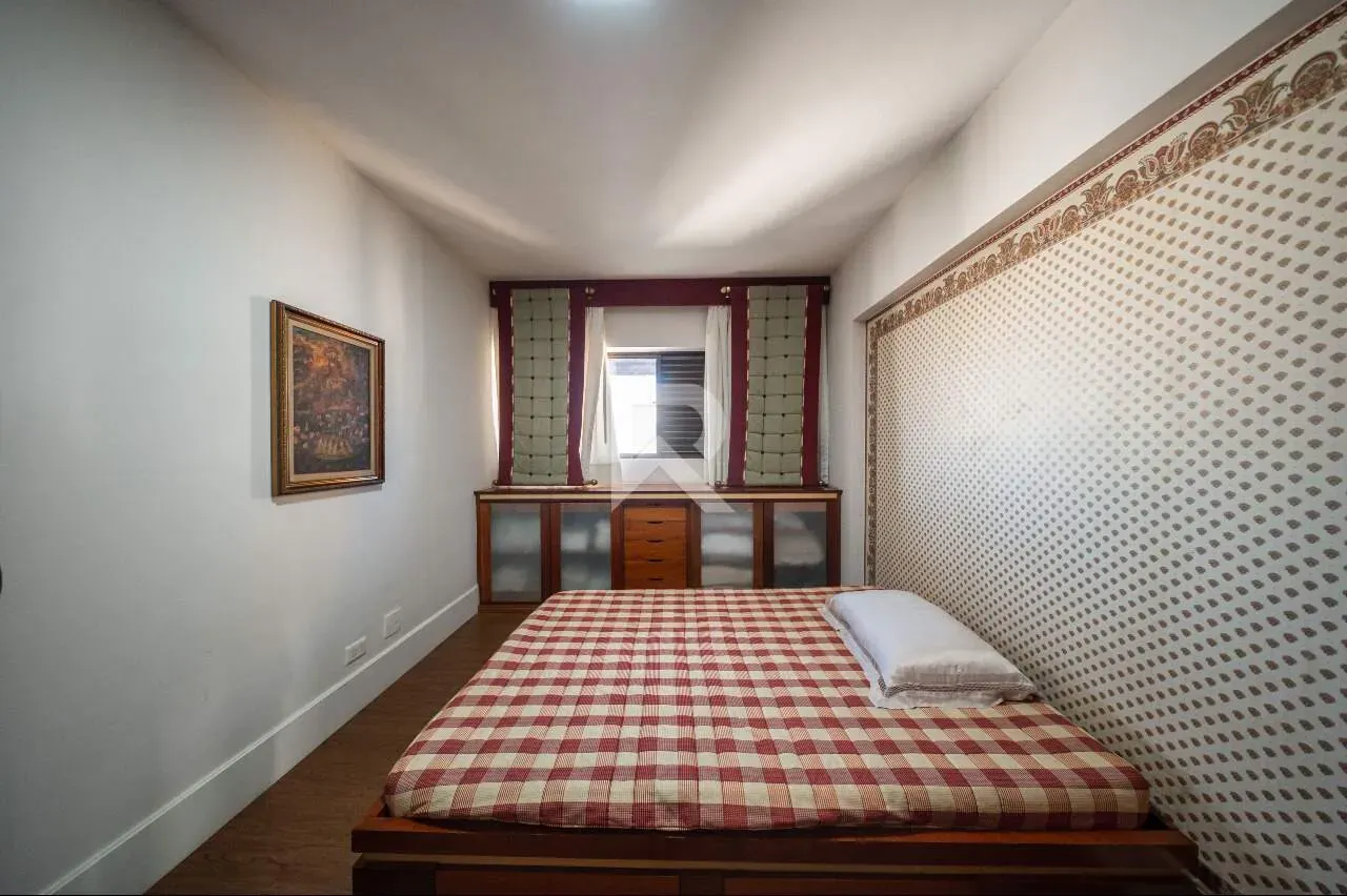 Furnished apartment with 3 bedrooms and 221 m² — photo 37