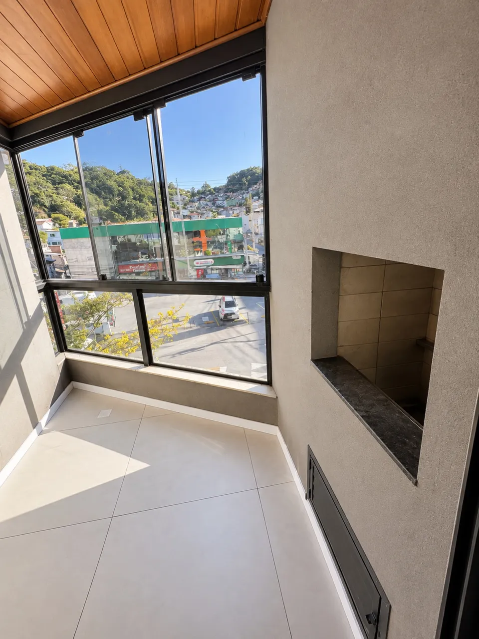 Parking-free apartment with enclosed kitchen and AC
