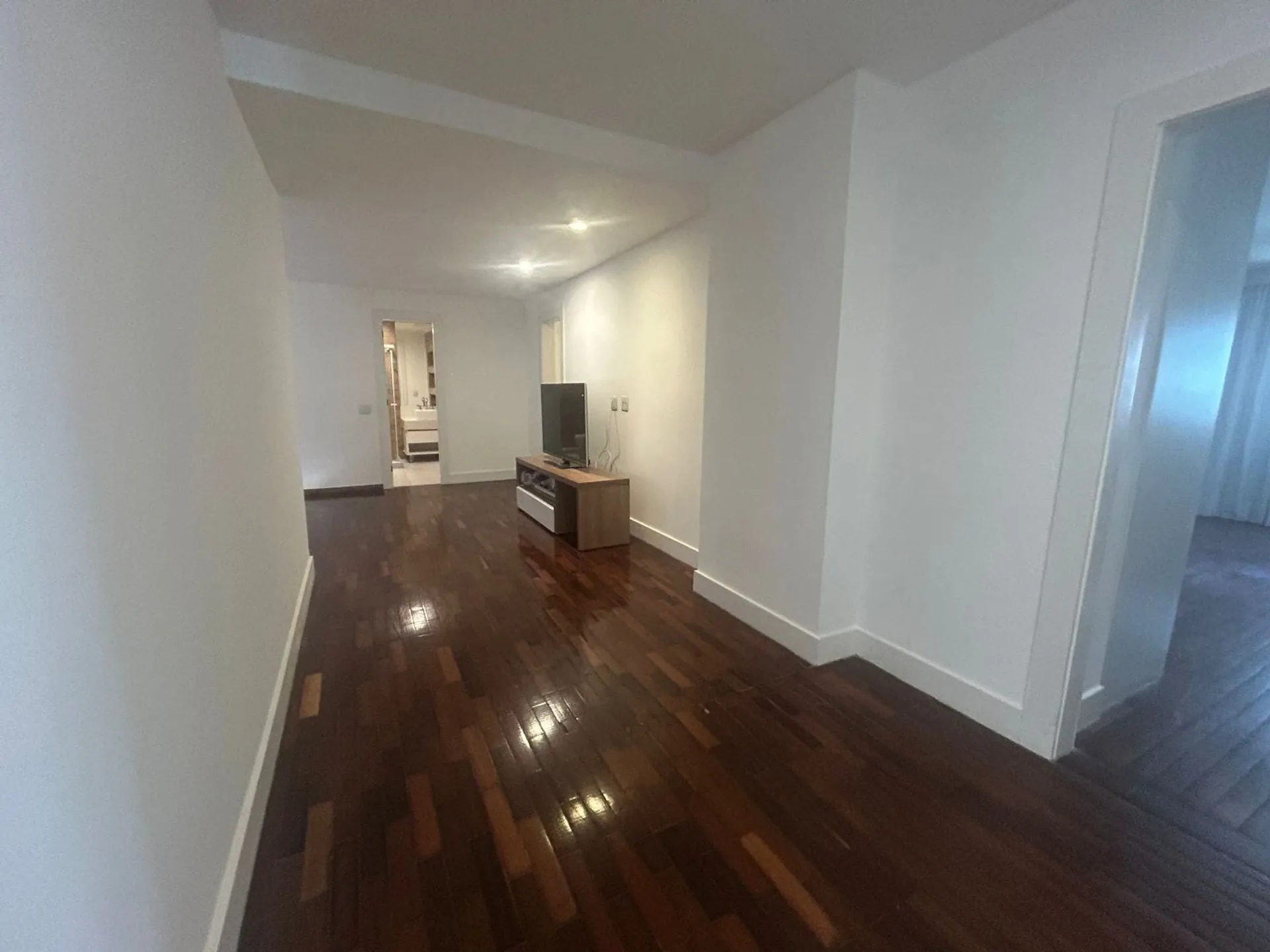 Apartment with 4 bedrooms and an enclosed balcony — photo 32