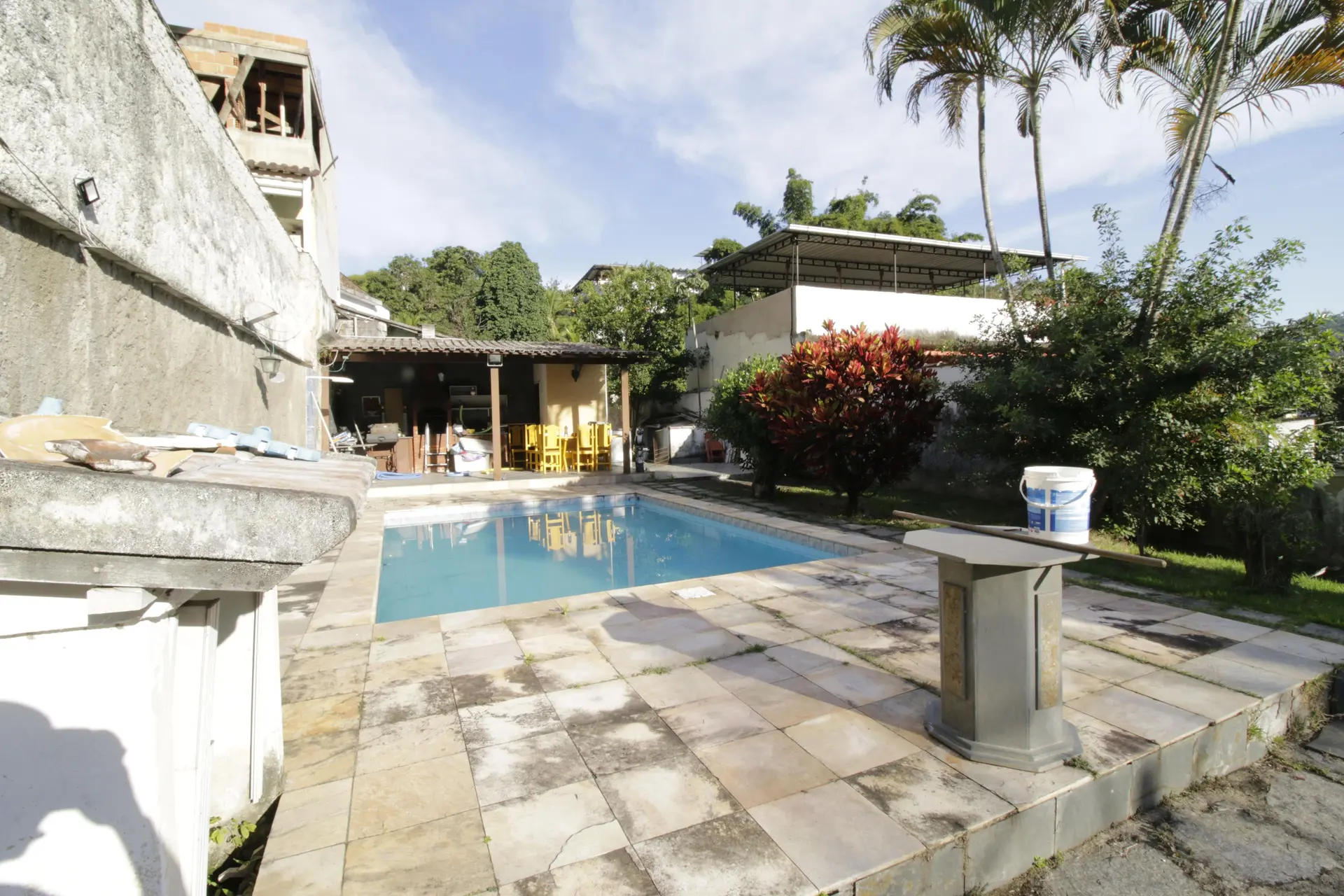 Casa com 7 quartos e 4 banheiros, com 3 vagas