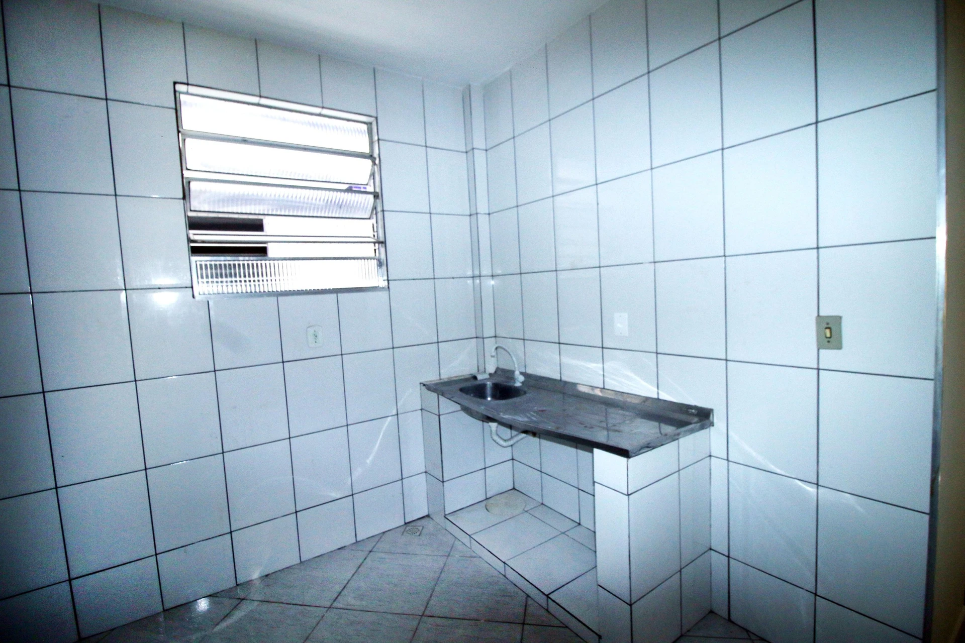 1-bedroom apartment with a balcony and laundry area — photo 4