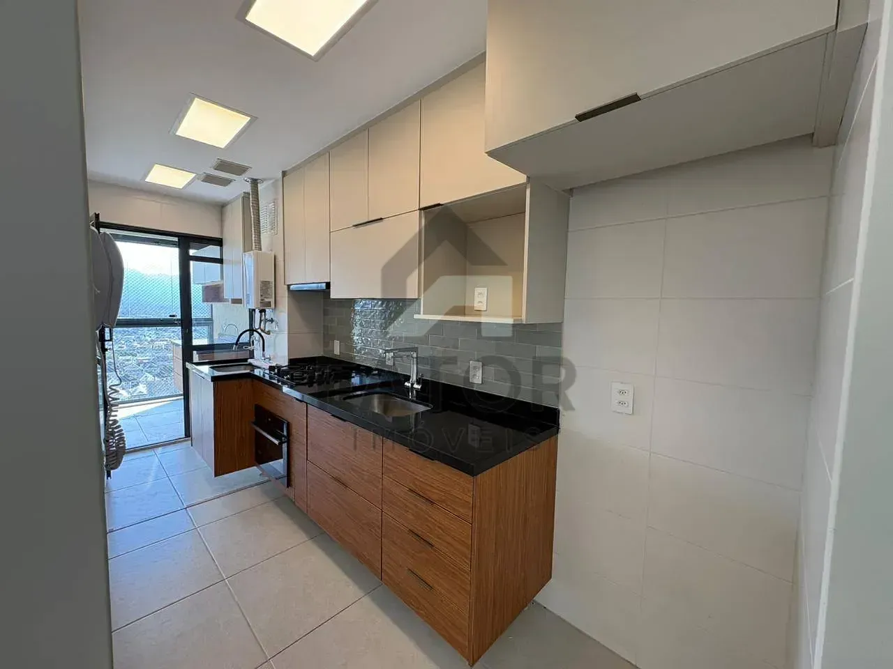 Apartamento com 3 quartos e varanda fechada de vidro — photo 46
