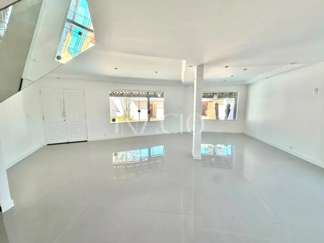 Casa duplex no térreo com 6 quartos e 3 suítes