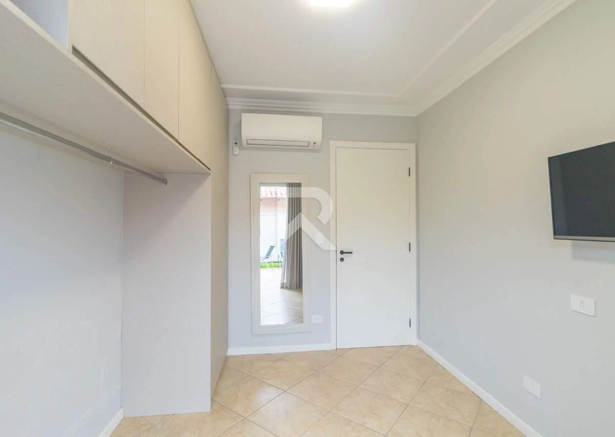 4-bedroom house with a bathtub in Curitiba — photo 3