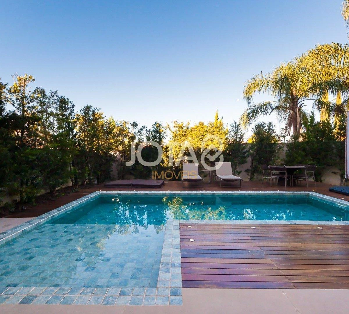 Floor-to-ceiling windows in a 4-bedroom house, 305 m² — photo 16