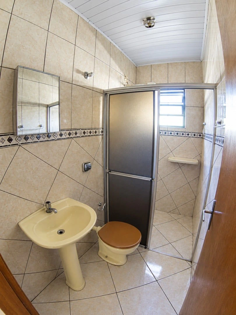 Casa residencial com 2 quartos e box de vidro no banheiro — photo 4