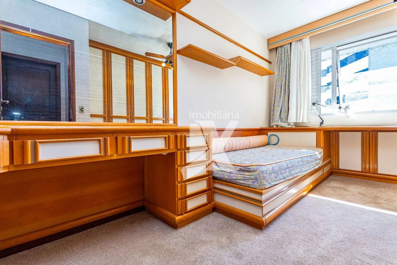 Furnished 3-bedroom apartment with balcony — photo 25