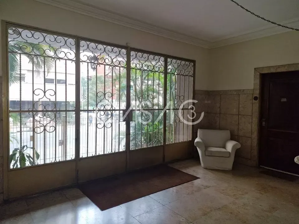 Apartamento com 4 quartos e cozinha fechada com fogão — photo 20