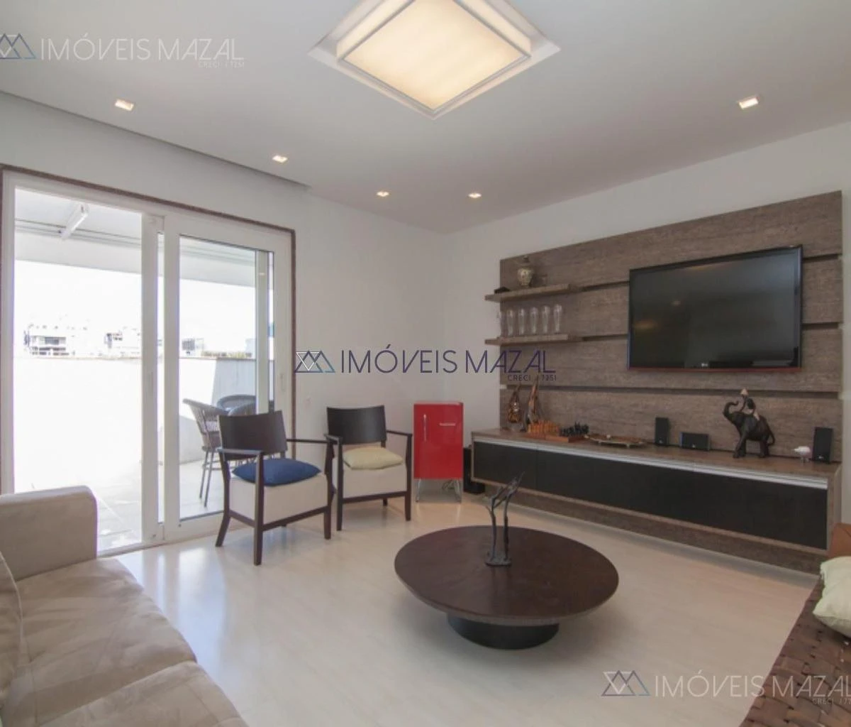 Glass-enclosed balcony in a one-bedroom apartment, 102 m² — photo 10