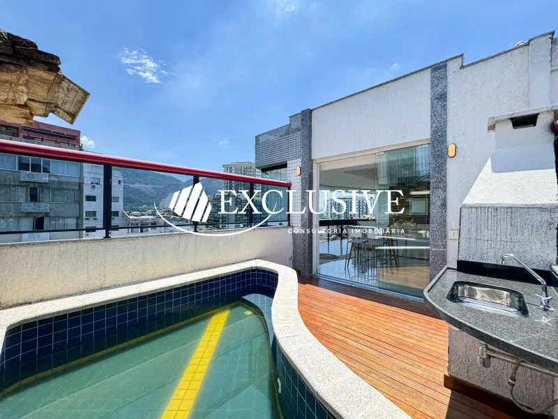 3-bedroom apartment in a building with a pool — photo 11