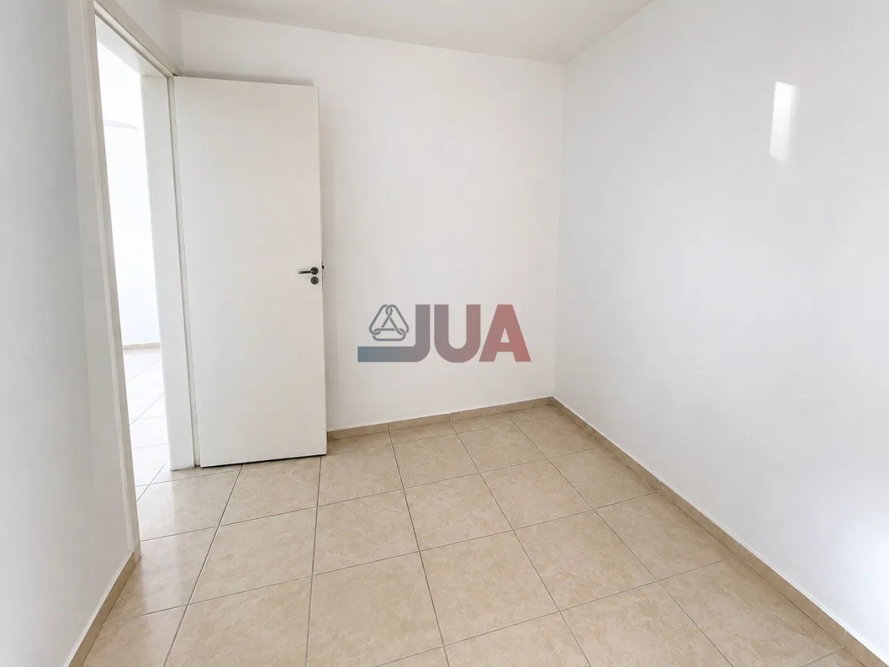 2-bedroom apartment with open-plan kitchen and 1 parking spot — photo 9