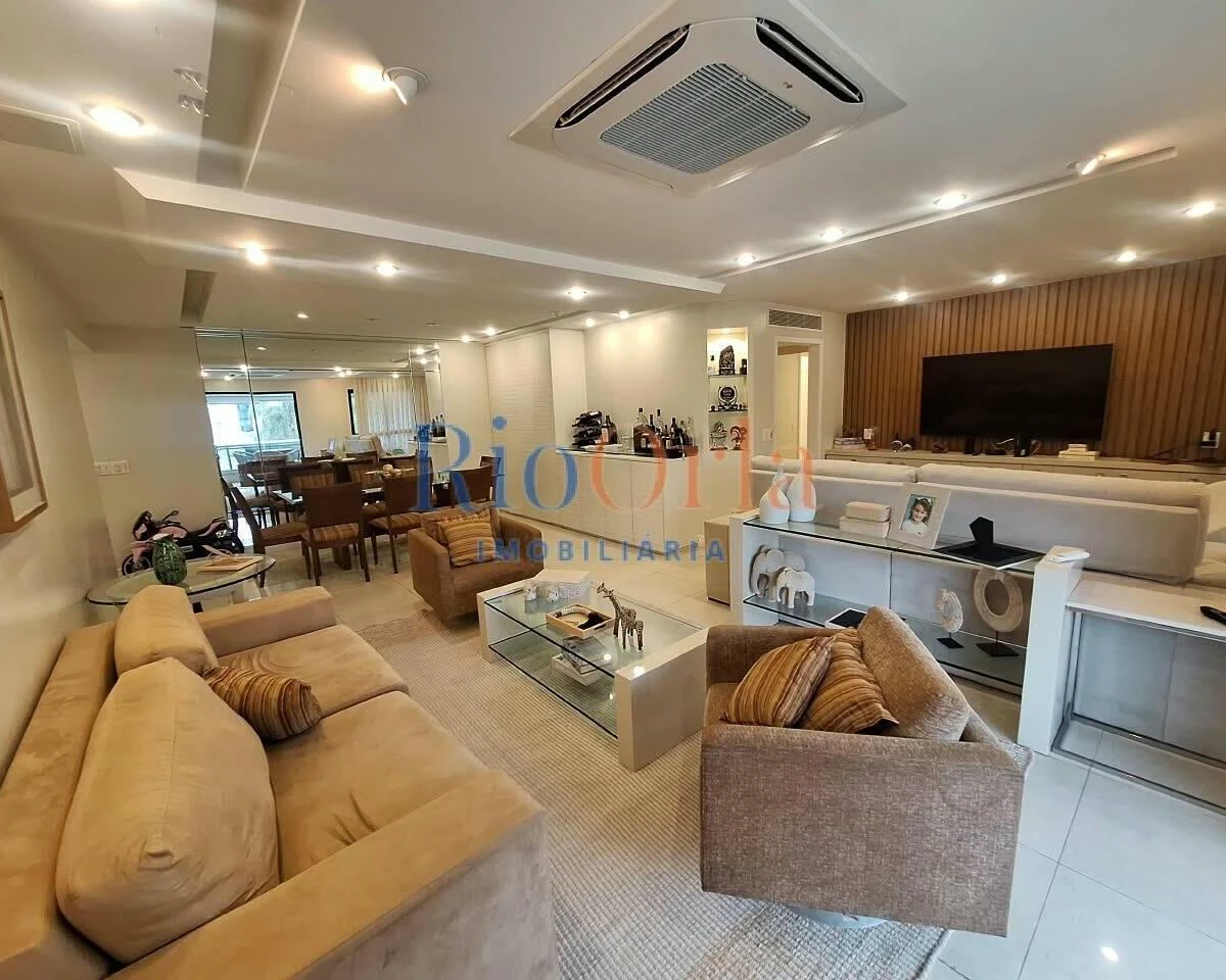 Floor-to-ceiling windows in a 4-bedroom apartment, 156 m² — photo 17