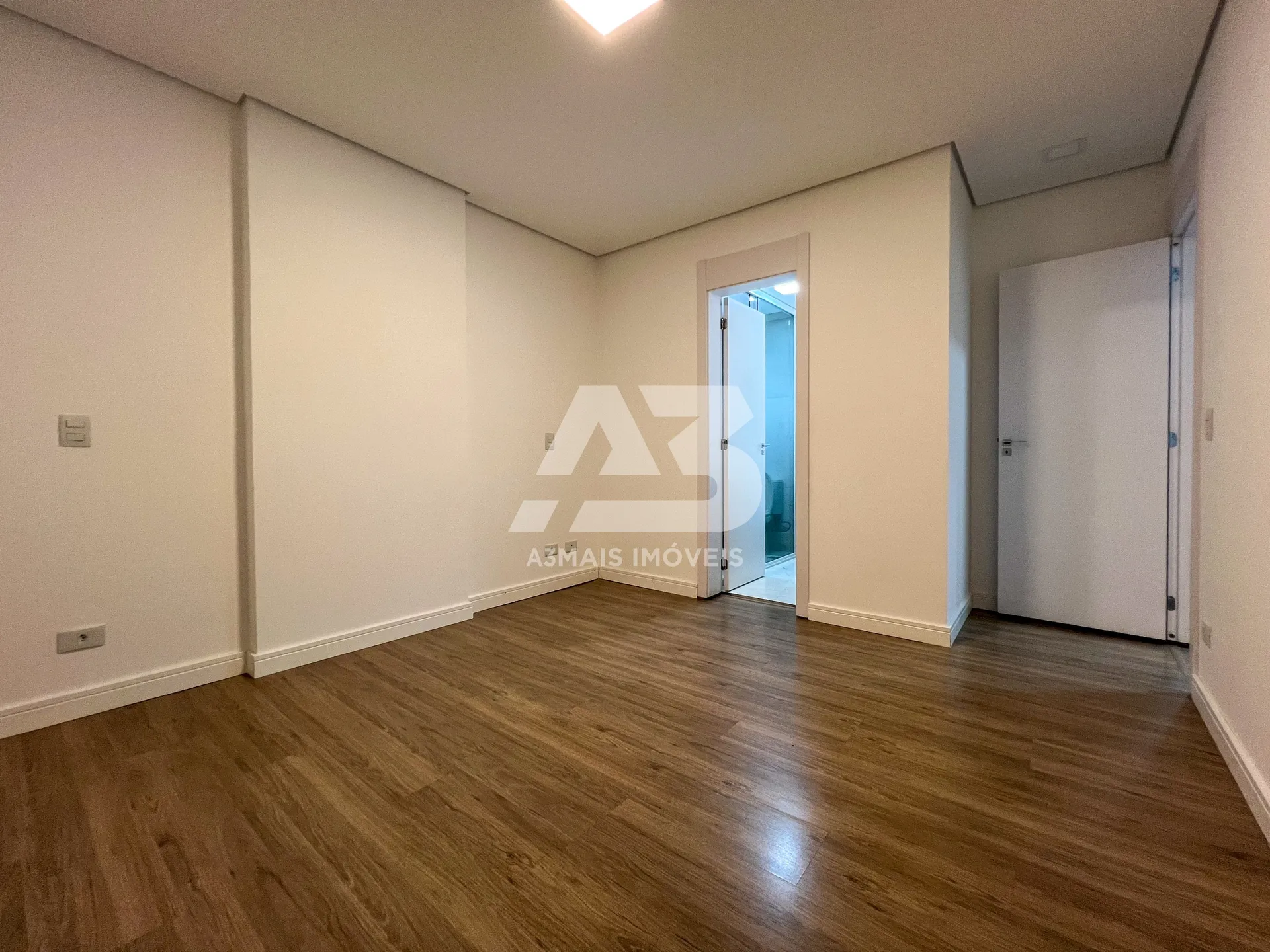 103 m² apartment with an open-plan gas kitchen — photo 25