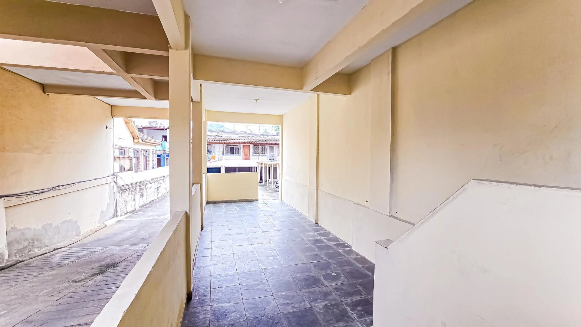 Furnished 2-bedroom apartment with open-plan kitchen — photo 32