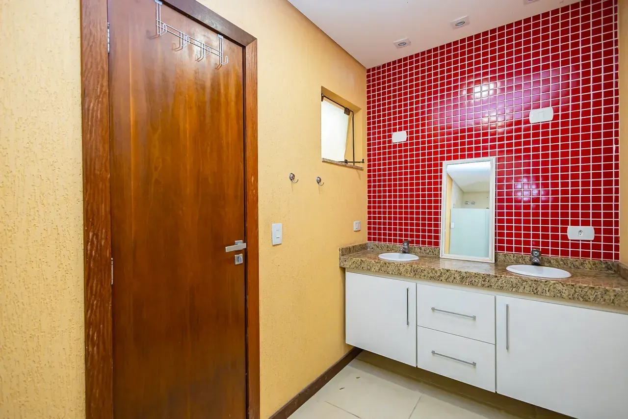 Furnished house with 5 bedrooms and 470 m² — photo 108