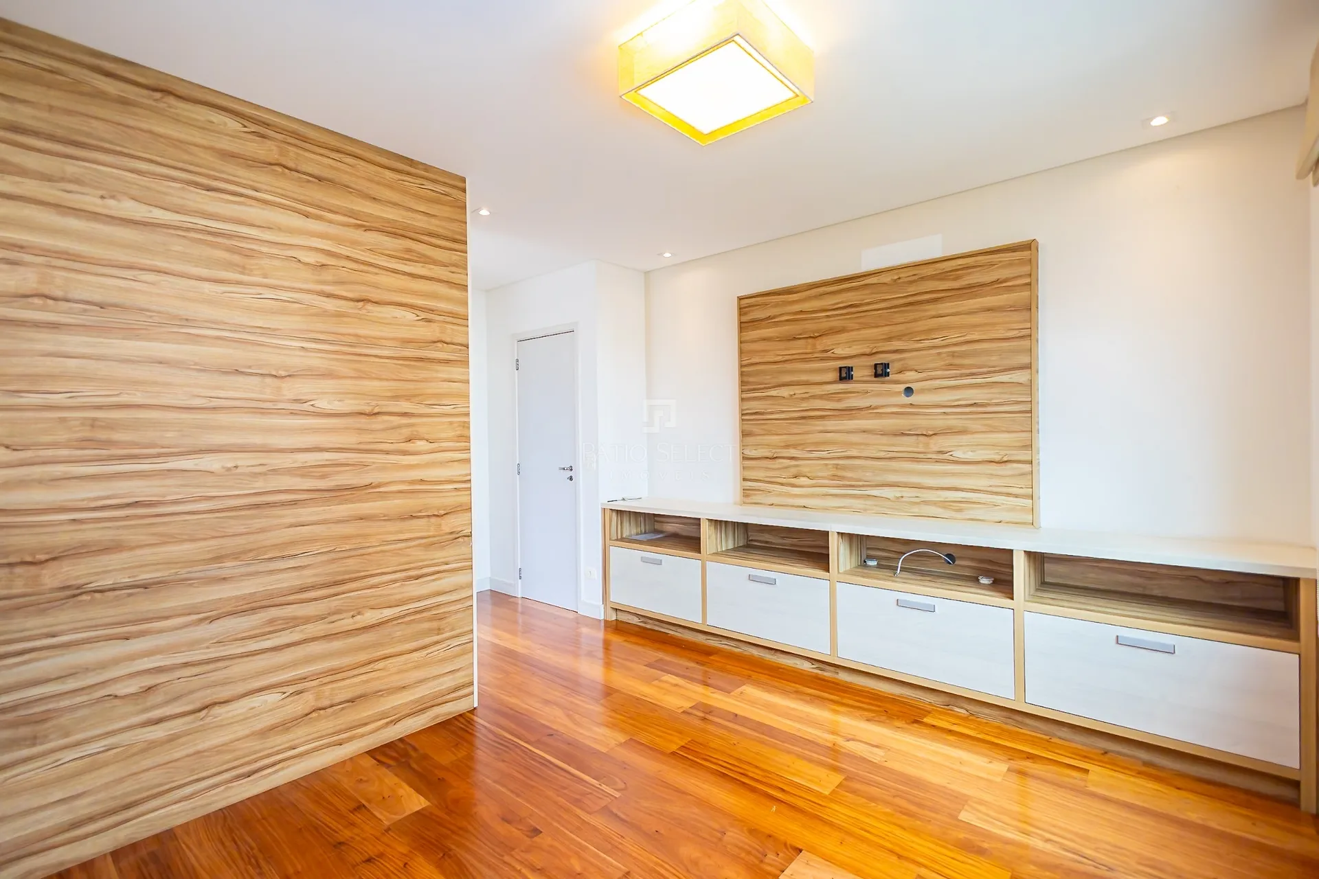 4-bedroom apartment with a fireplace — photo 28