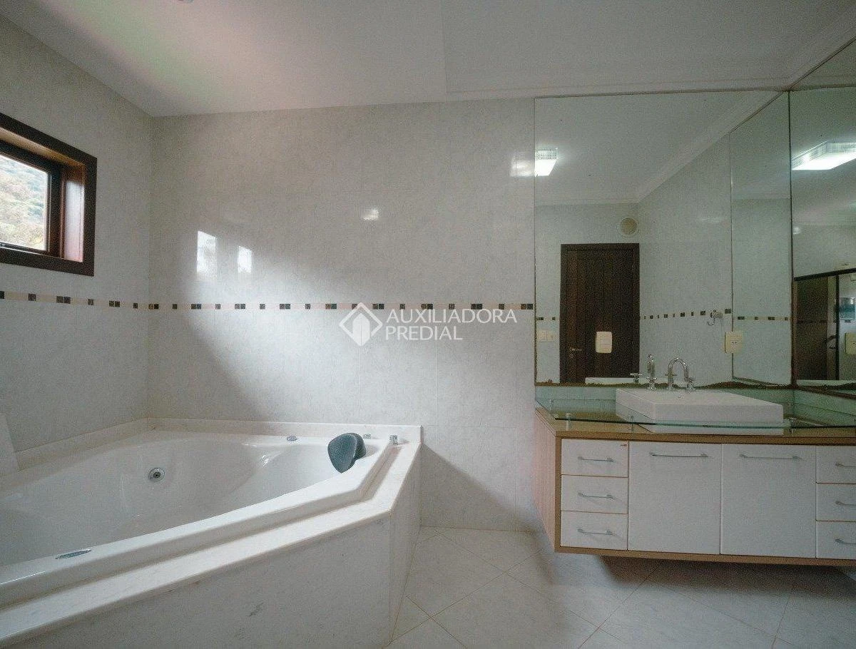 1723 m² house with a bathtub and a grill on the balcony — photo 10