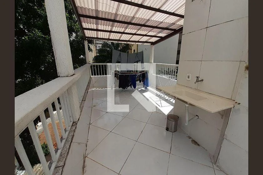 Furnished 1-bedroom apartment with open-plan gas kitchen — photo 4