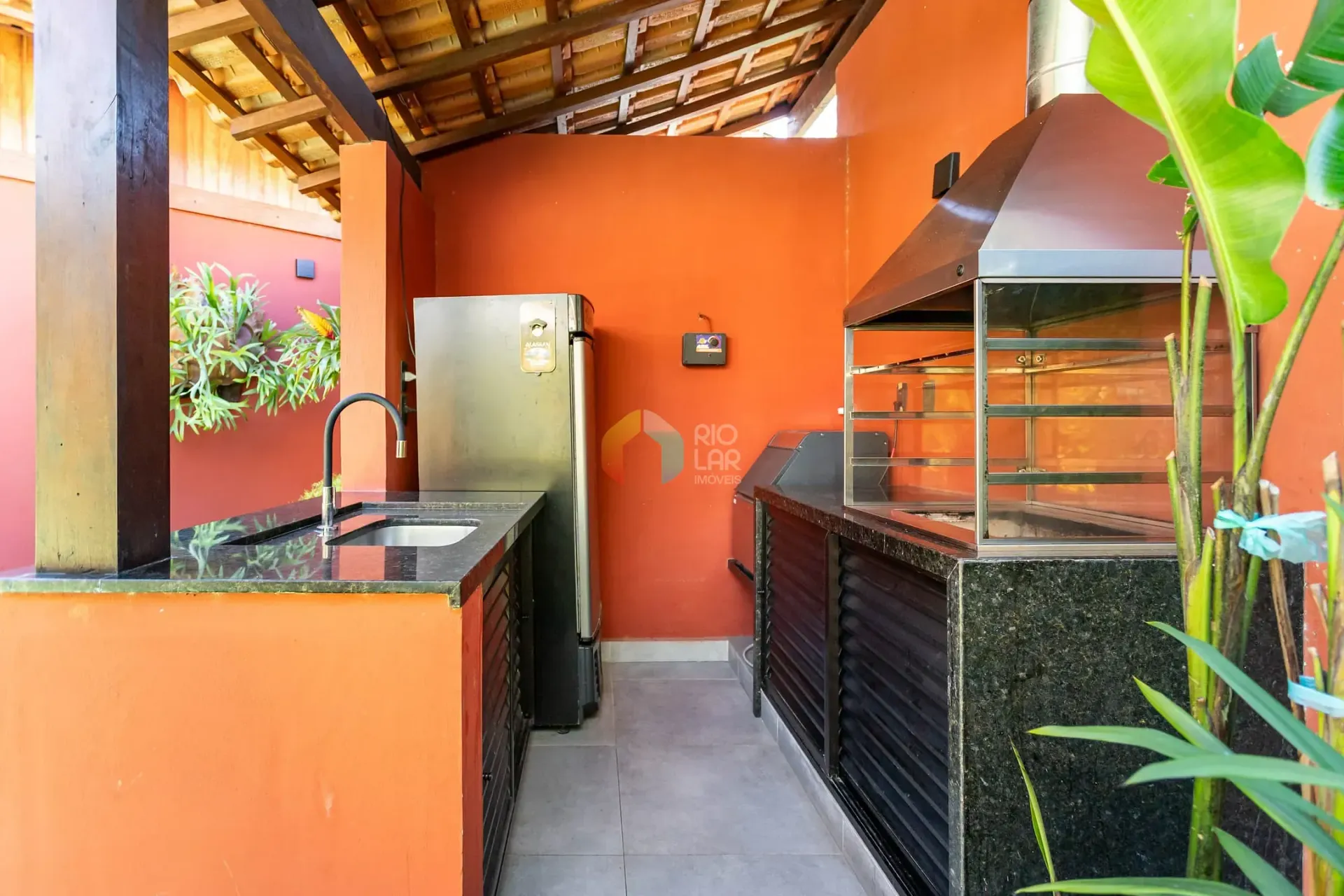 392 m² house with a home office and a grill on the balcony — photo 10