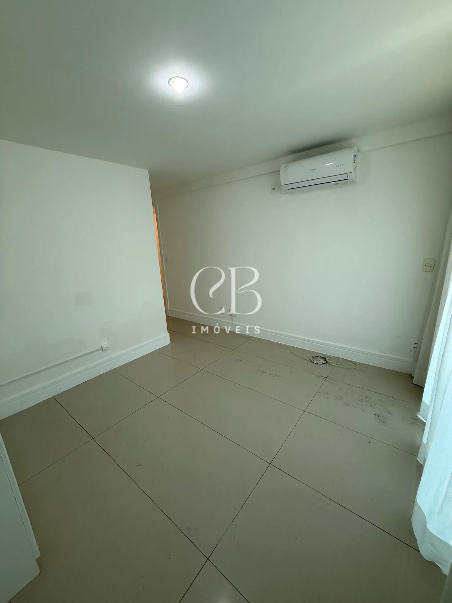 Apartment with 4 bedrooms and a balcony in great condition — photo 24