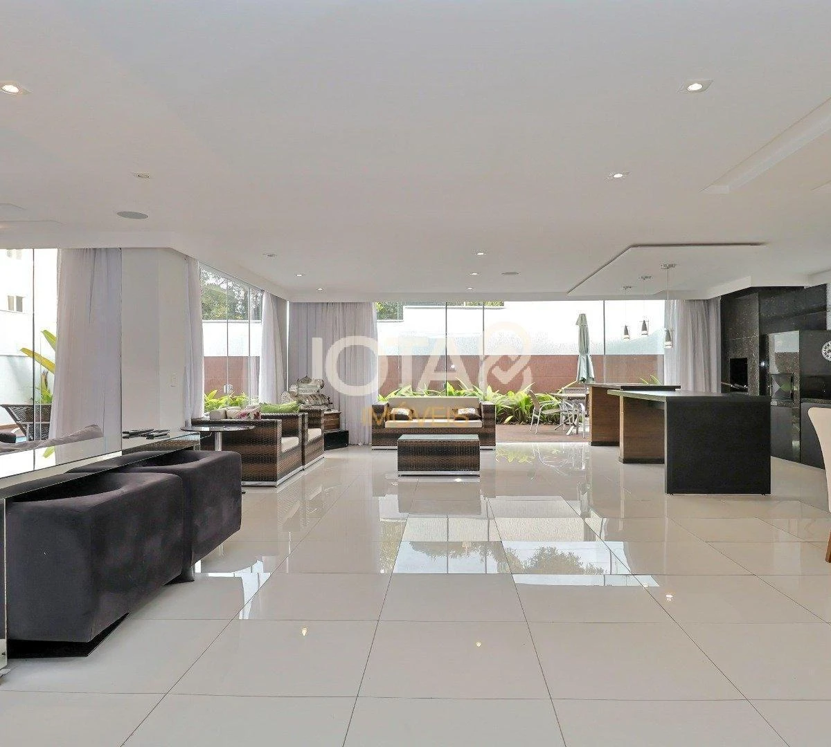 House with 3 en-suites, 400 m², plus a home office desk