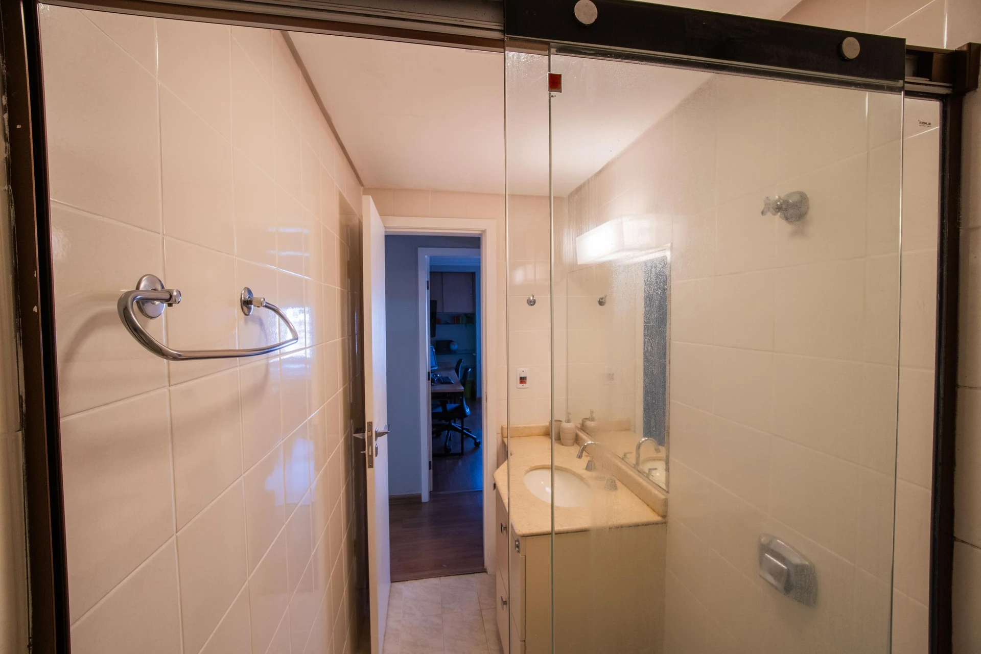 Walk-in closet in a 2-bedroom apartment, 91 m² — photo 25