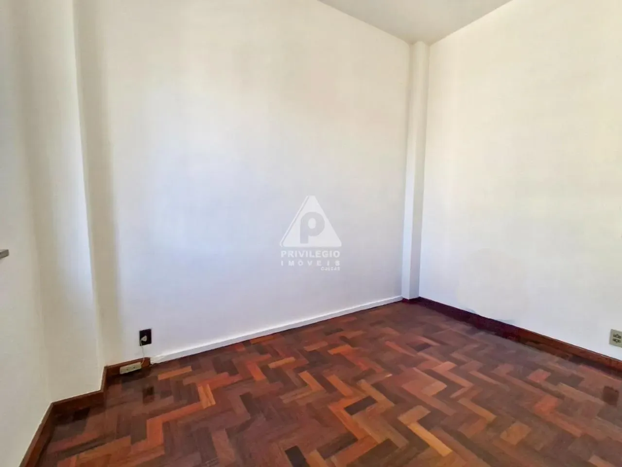 Wood or laminate floors in a 2-bedroom apartment, 60 m² — photo 10