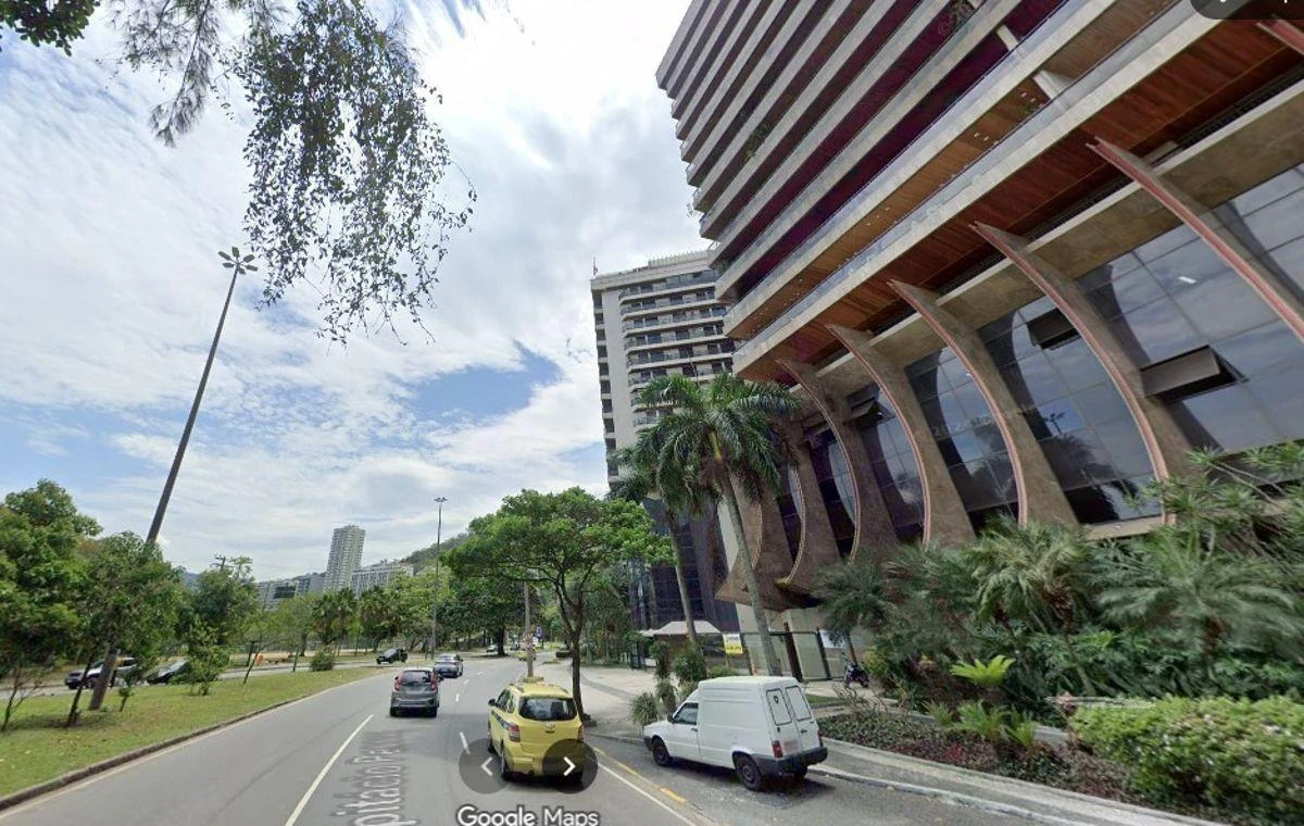 Unfurnished 380 m² apartment with 4 bedrooms and building pool — photo 2