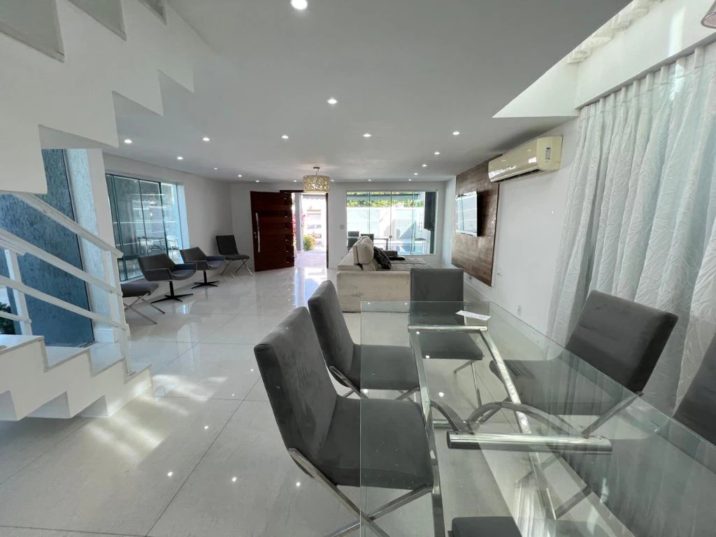 Furnished triplex home with 4 en-suites and 4 parking — photo 4