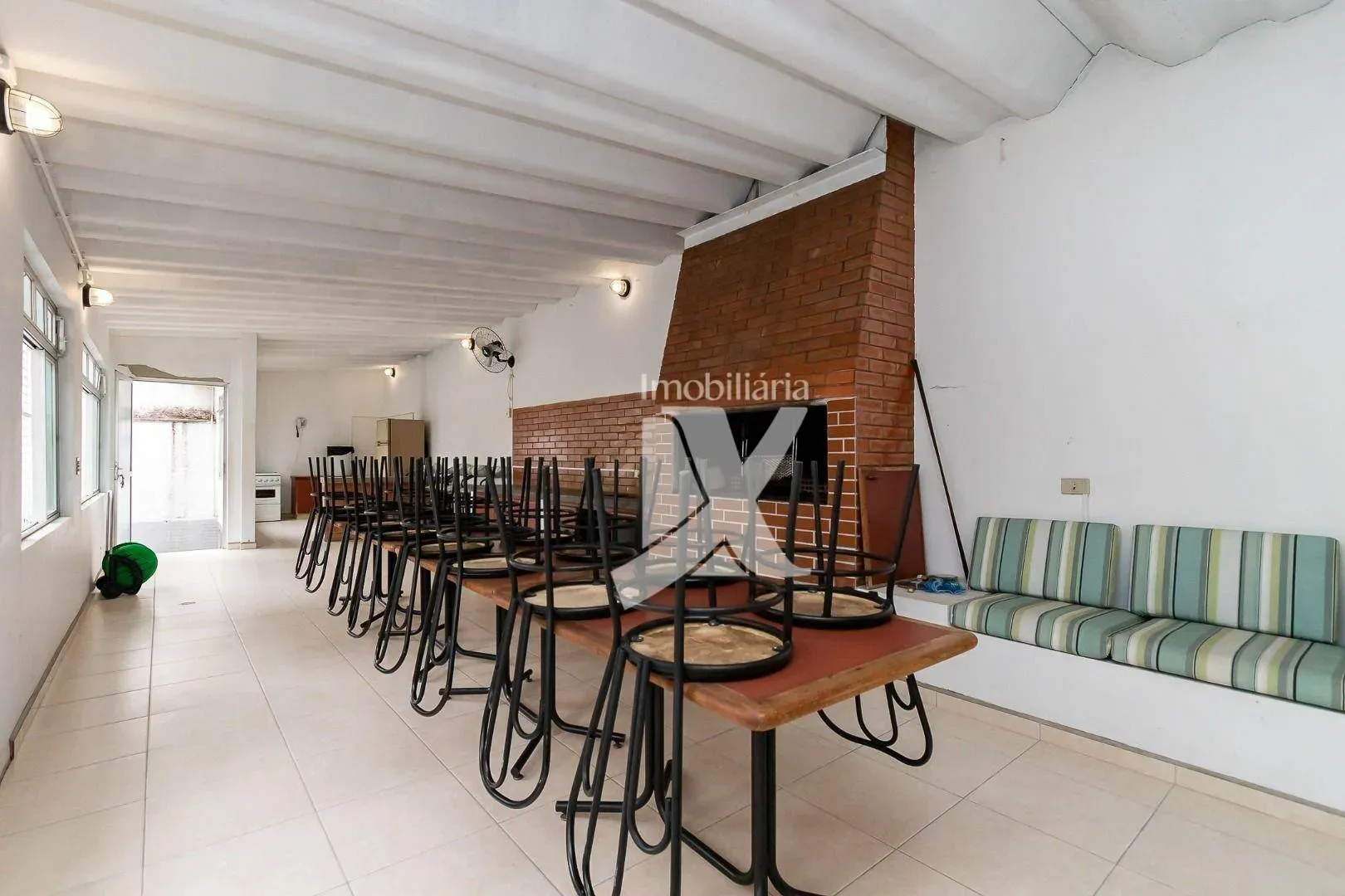 Furnished 3-bedroom apartment with balcony — photo 34