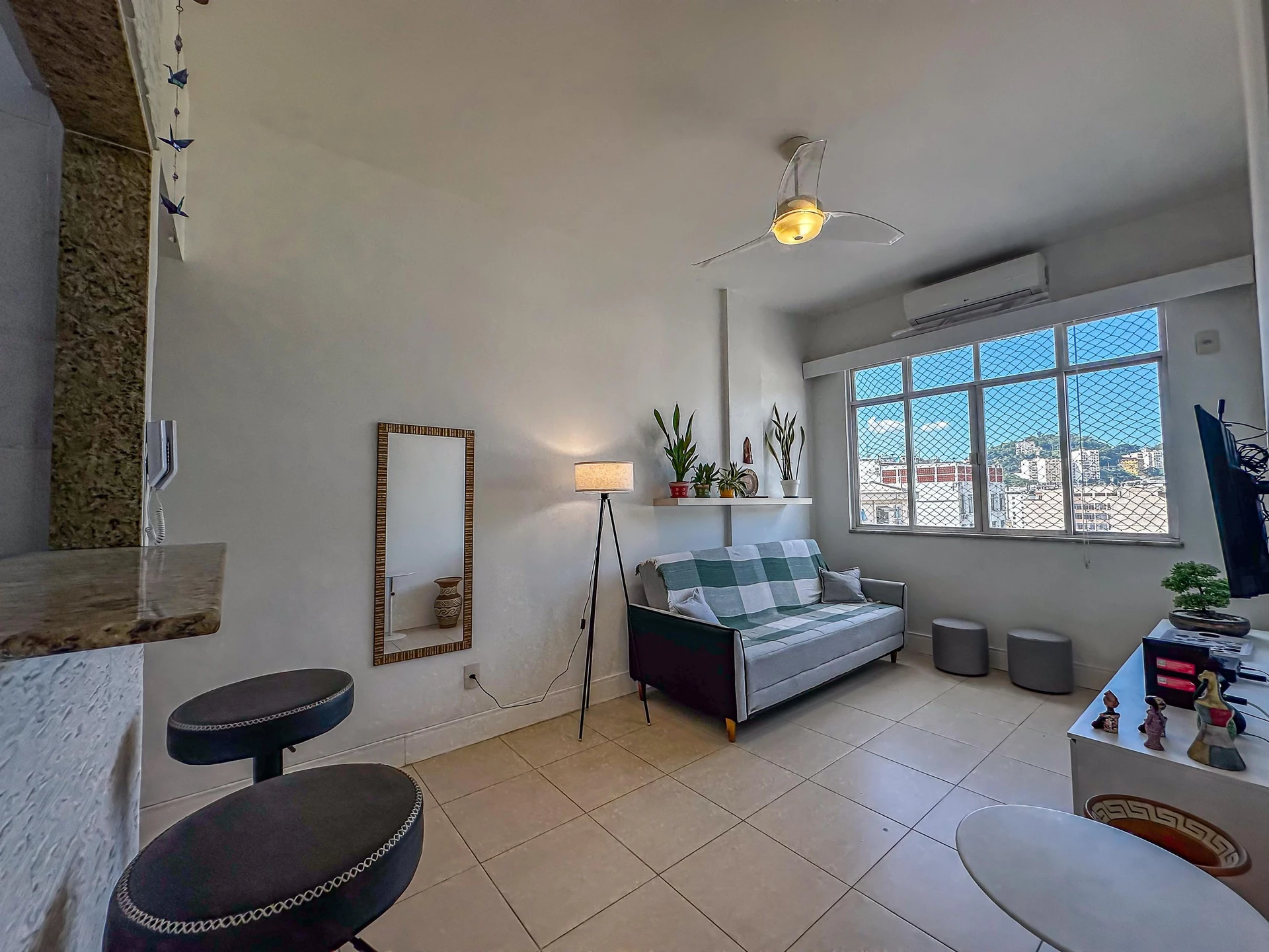 Furnished 1-bedroom apartment with an open kitchen — photo 14