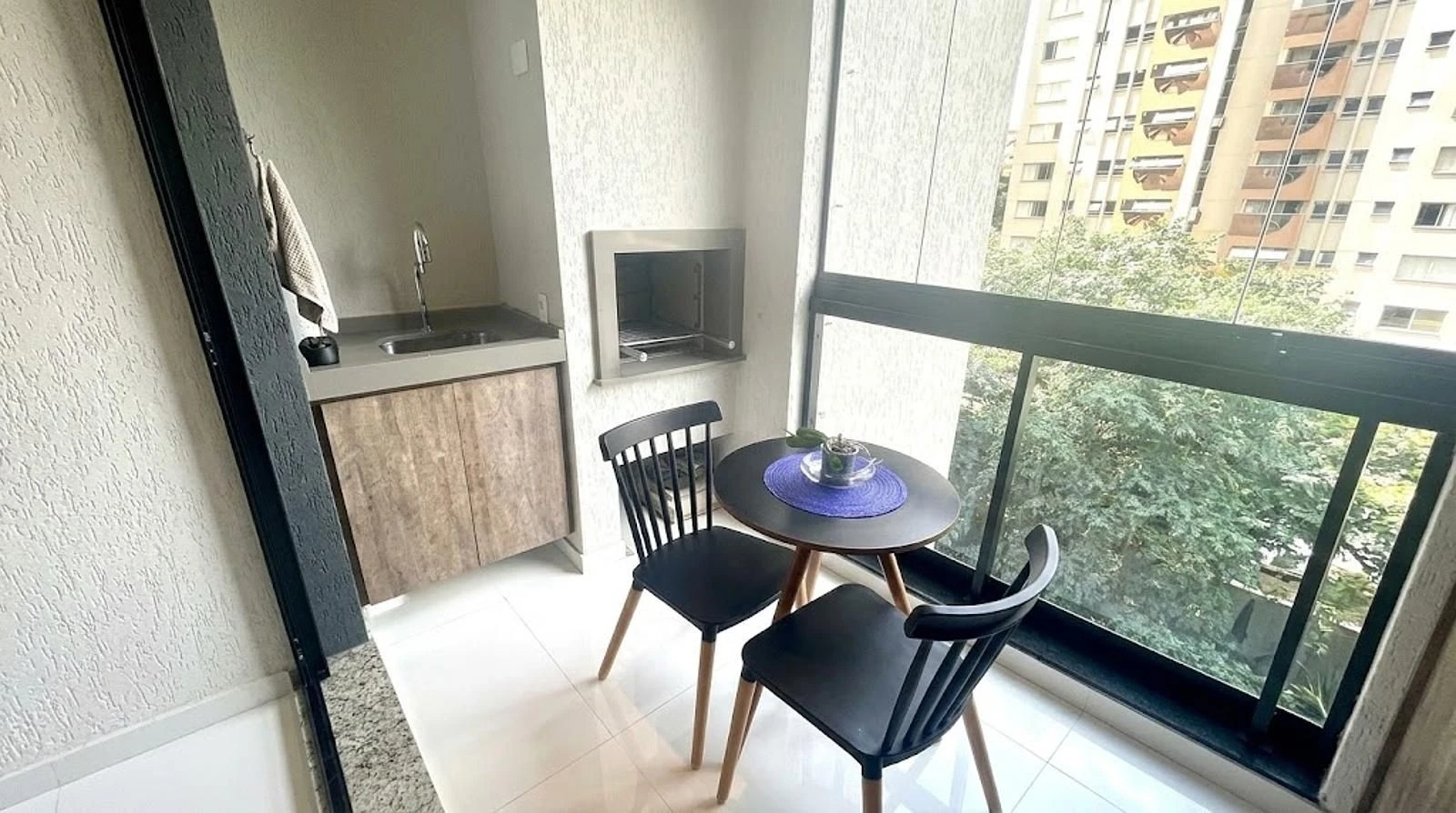 Apartamento mobiliado de 1 quarto com cozinha americana