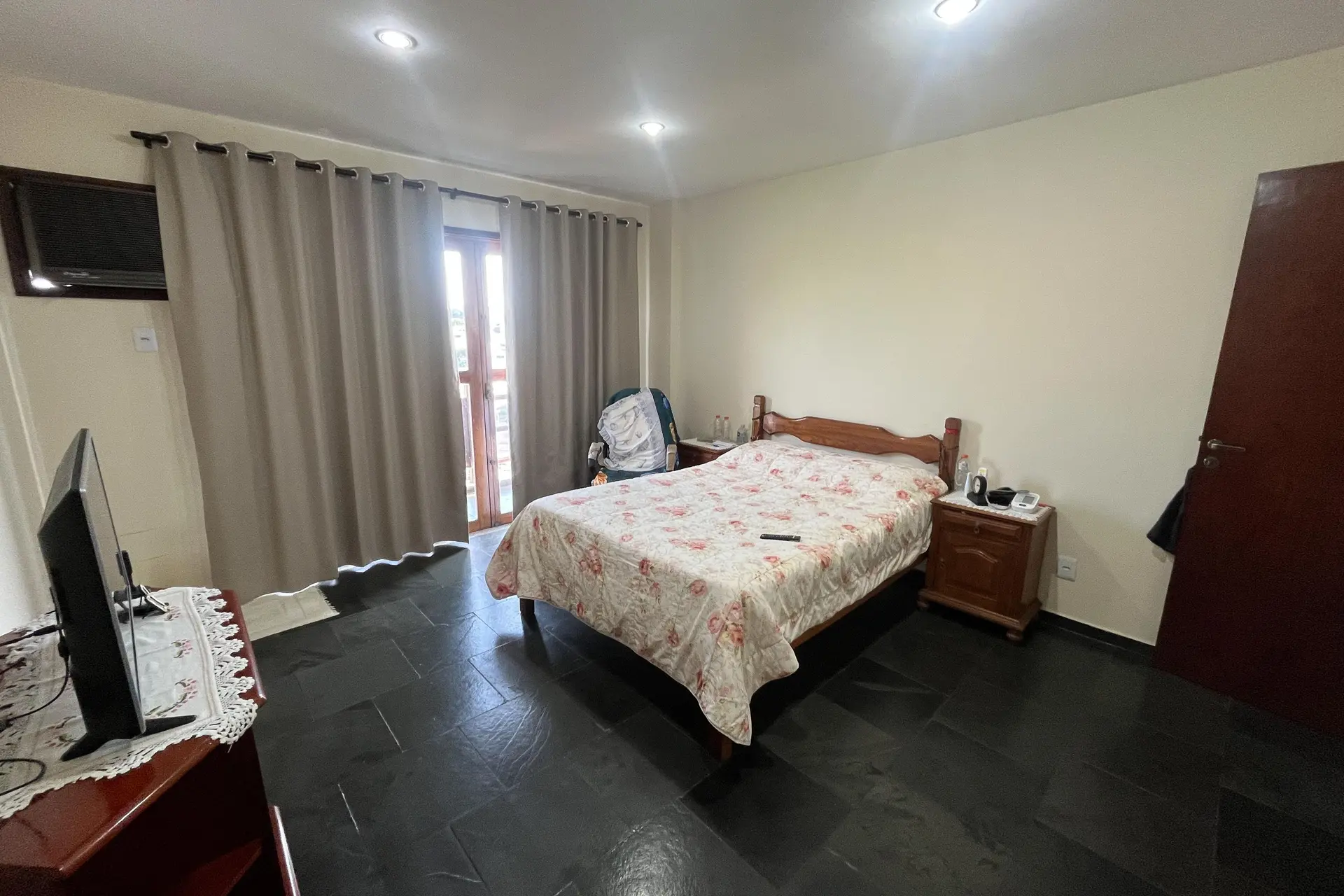 Furnished 3-bedroom apartment with laundry area — photo 5