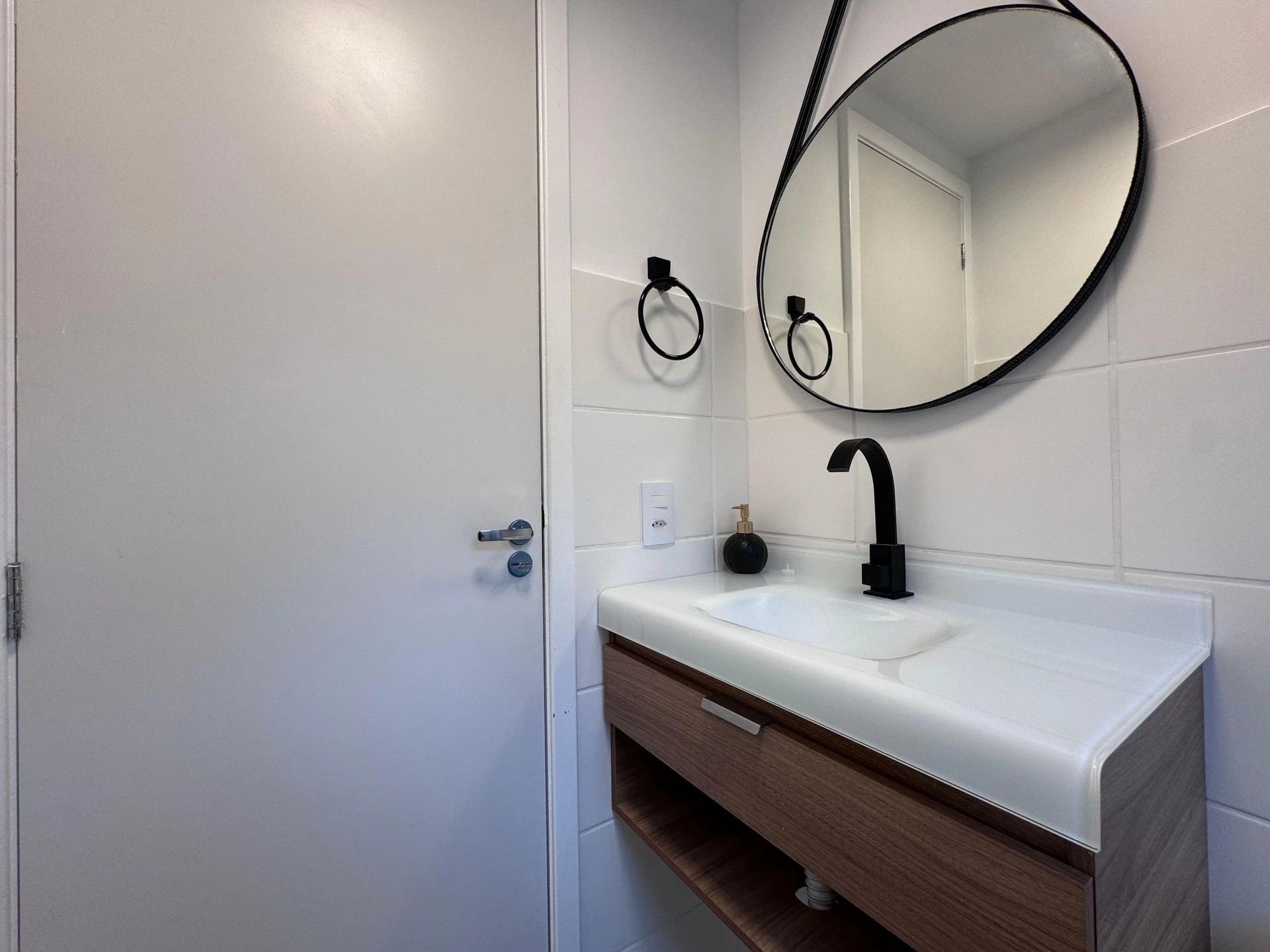 Furnished apartment with 2 bedrooms and a balcony — photo 42