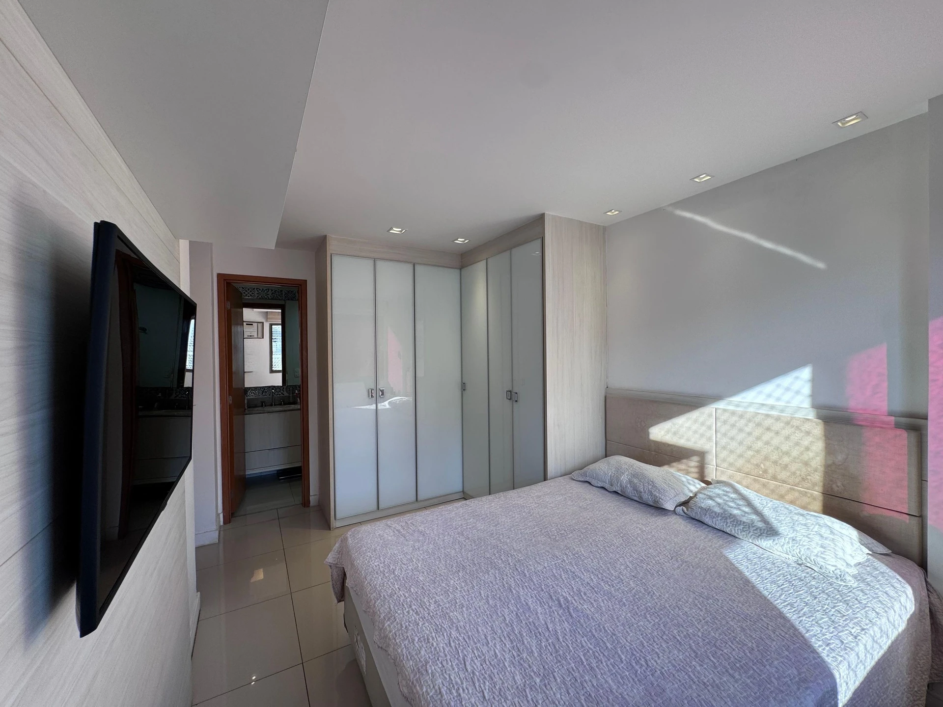 4-bedroom apartment with a glass-enclosed balcony — photo 4