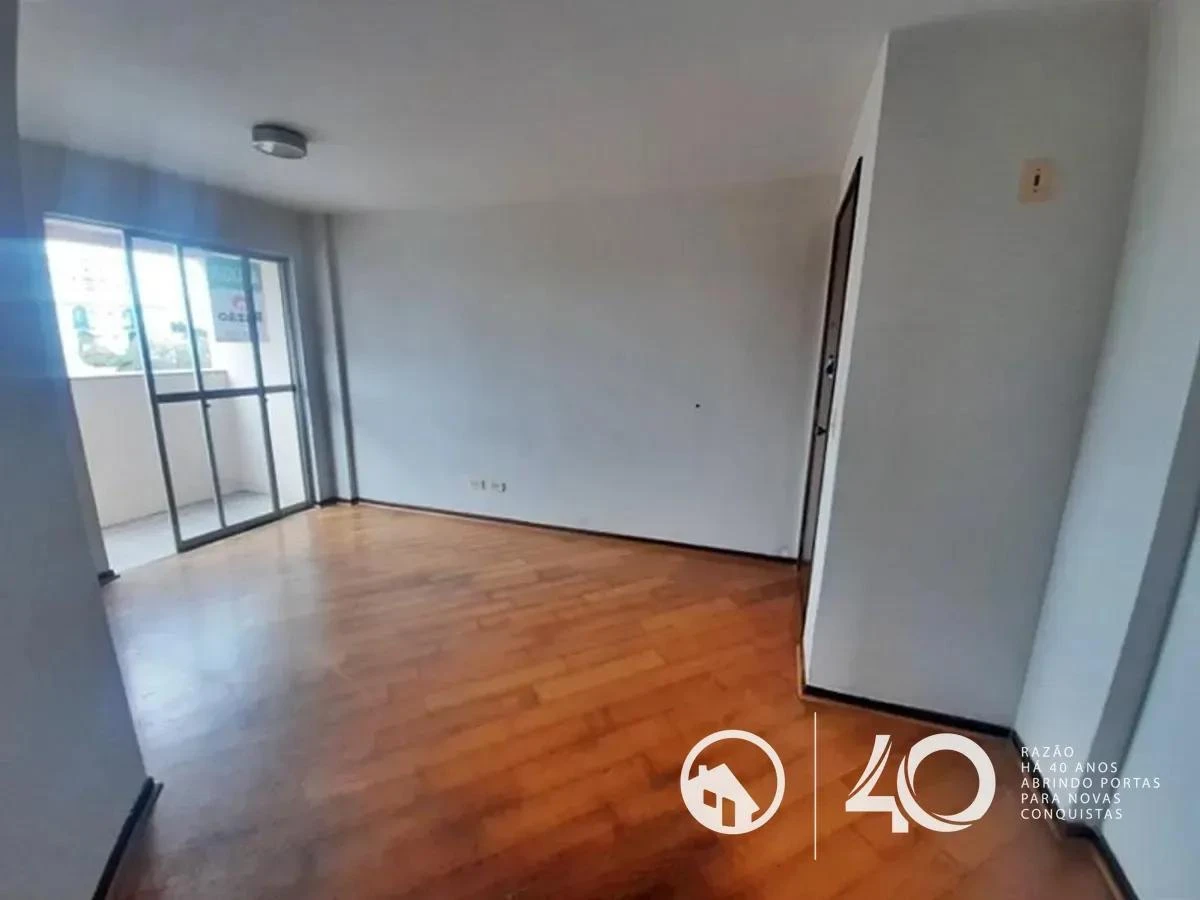 Wood or laminate floors in a 2-bedroom apartment, 92 m²