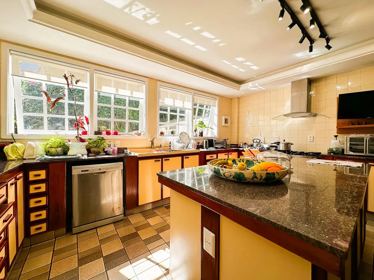 Furnished house with 4 bedrooms and 2993 m², 3 en-suites — photo 31