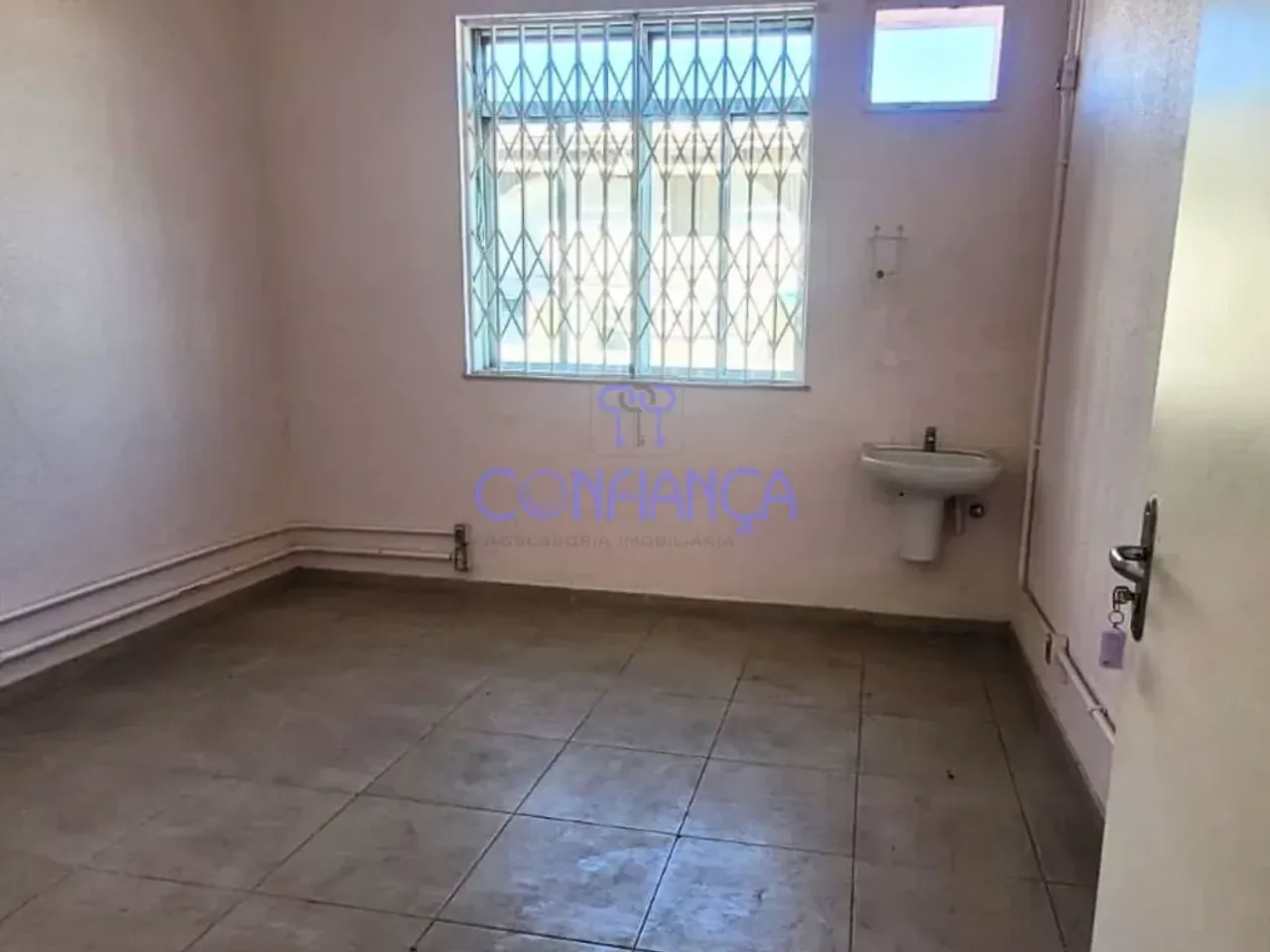 House with 1 bedroom and 3 bathrooms plus 5 parking spaces — photo 7