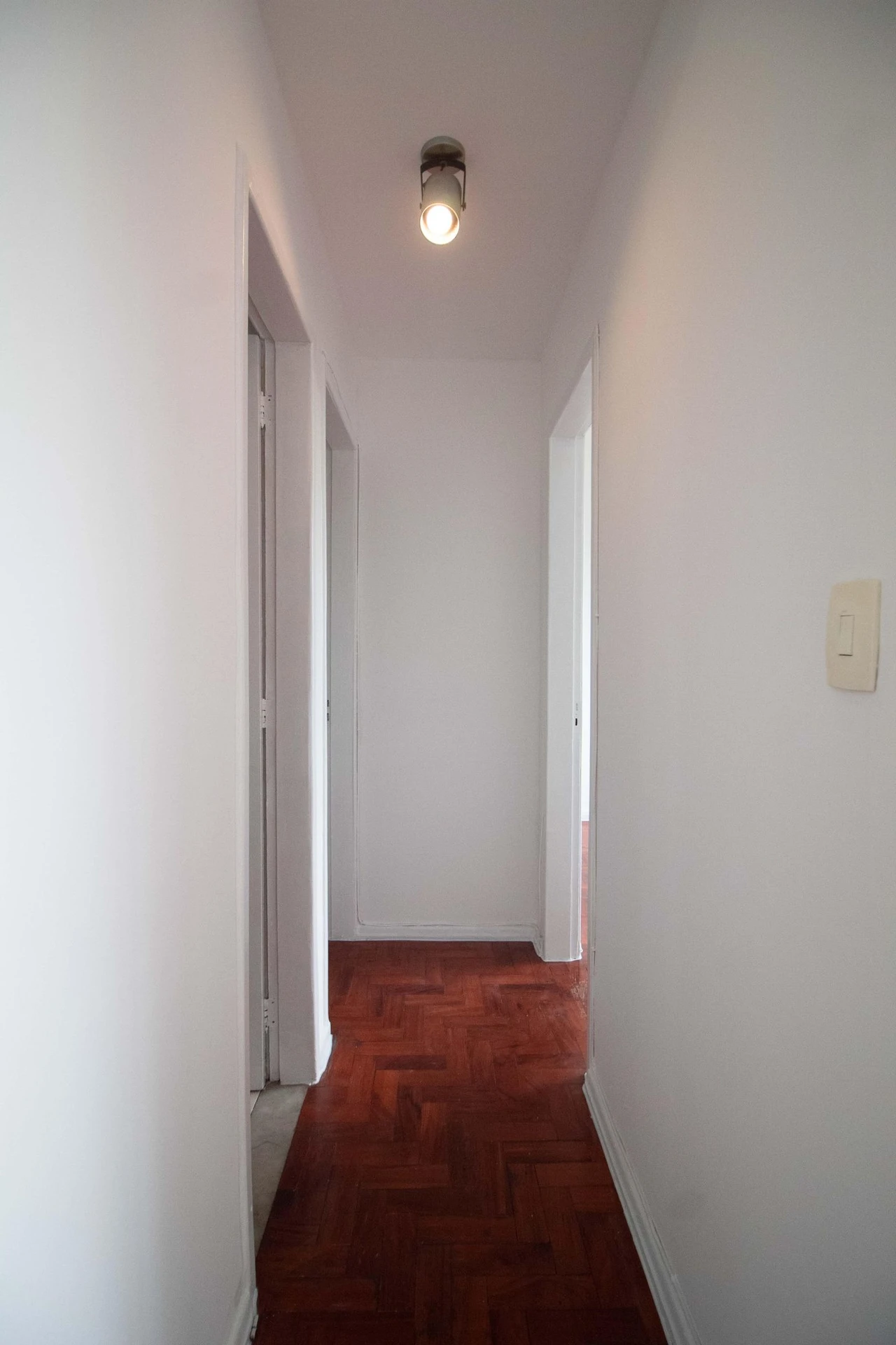 Apartamento de 2 quartos com piso de madeira ou laminado — photo 4