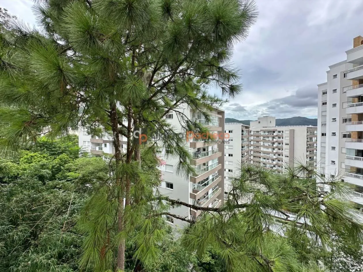 Balcony with a grill in a 2-bedroom apartment, 69 m² — photo 4