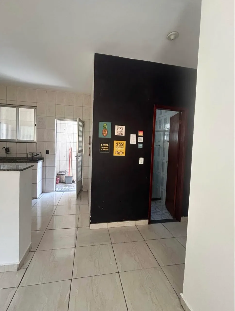 Casa com 2 quartos e 1 banheiro, cozinha com armários — photo 8