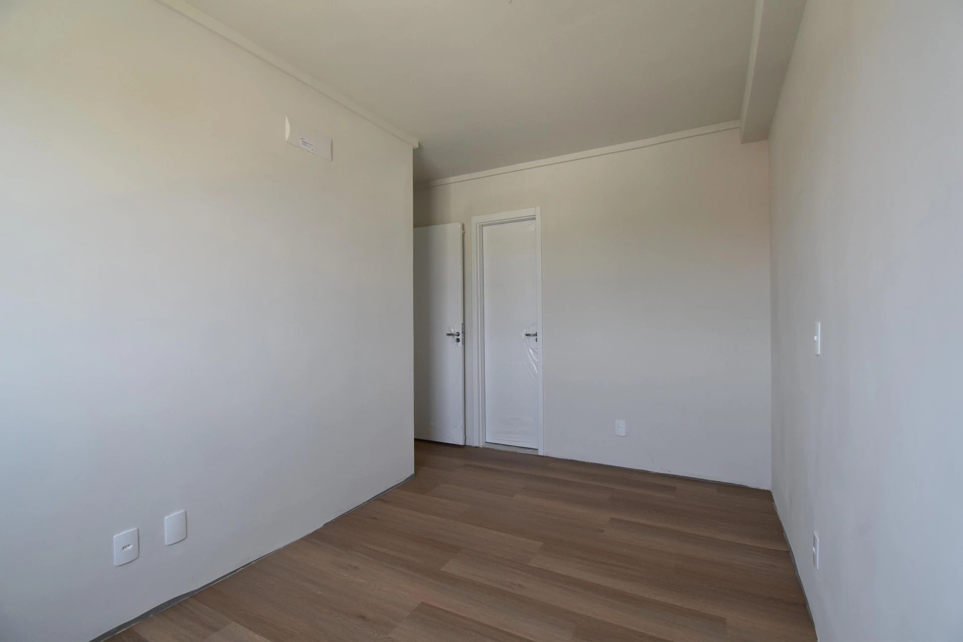 Glass-enclosed balcony in a 2-bedroom apartment, 53 m² — photo 20