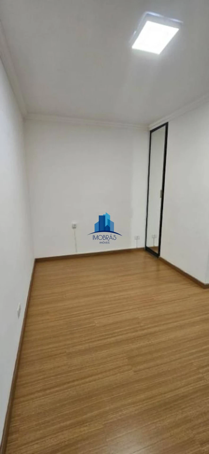 Wood or laminate floors in a one-bedroom apartment, 35 m² — photo 10