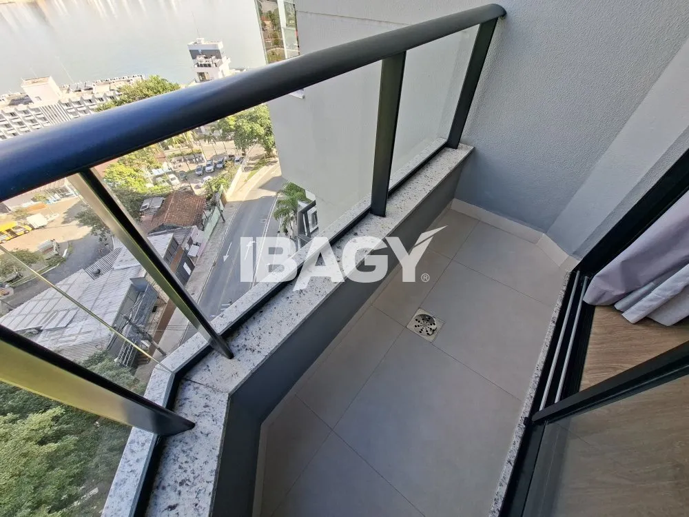 Studio with a glassed-in balcony and open-plan kitchen — photo 107