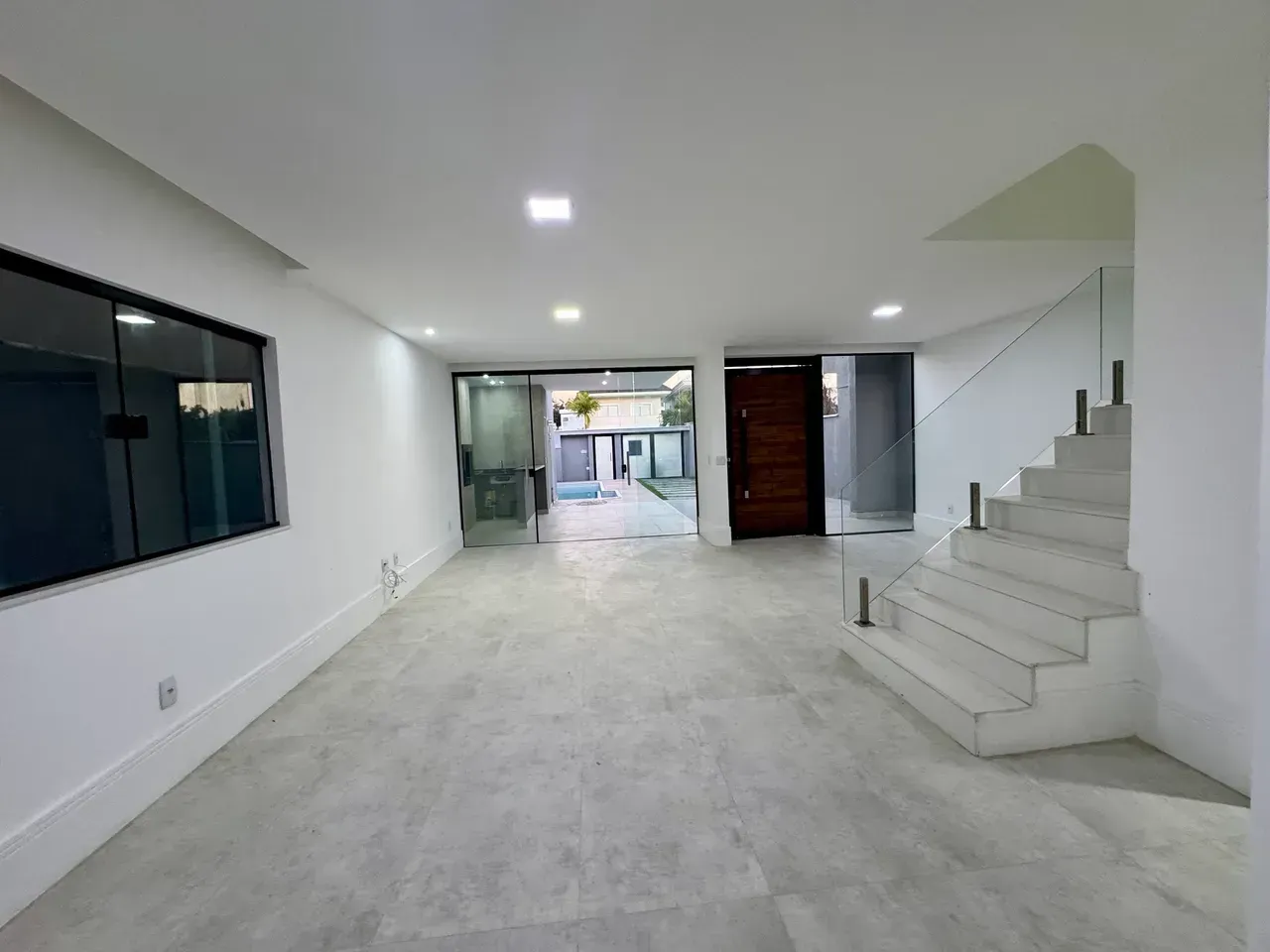 Casa sem mobília com 4 quartos, 5 banheiros e cozinha integrada — photo 5