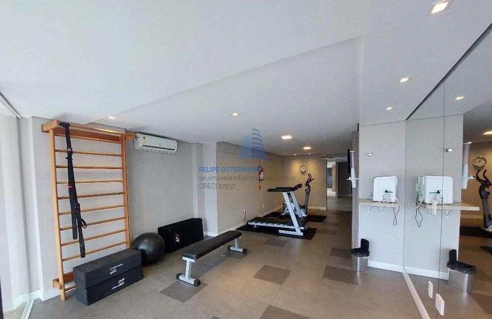 One-bedroom apartment with a glass-enclosed balcony — photo 15
