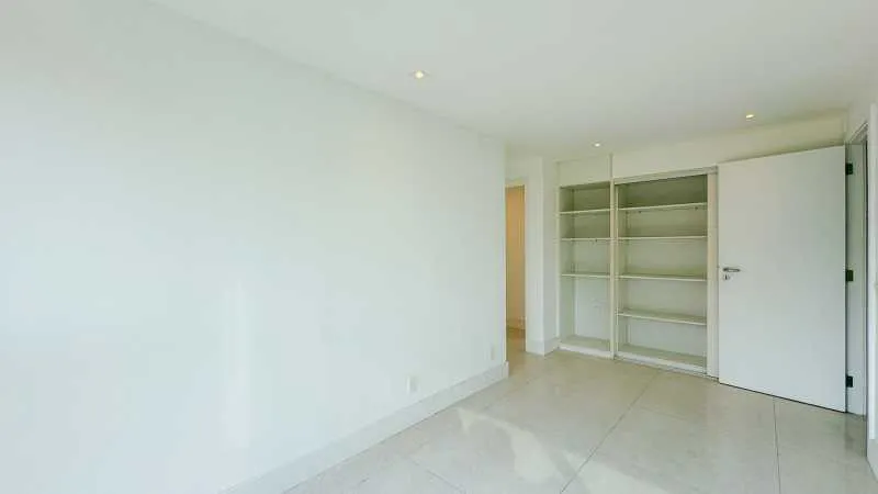 3-bedroom apartment in a building with a pool — photo 23