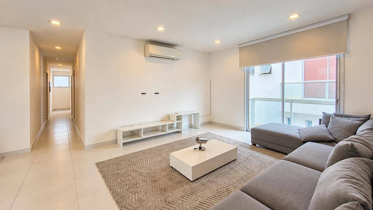 4-bedroom house with floor-to-ceiling windows — photo 21