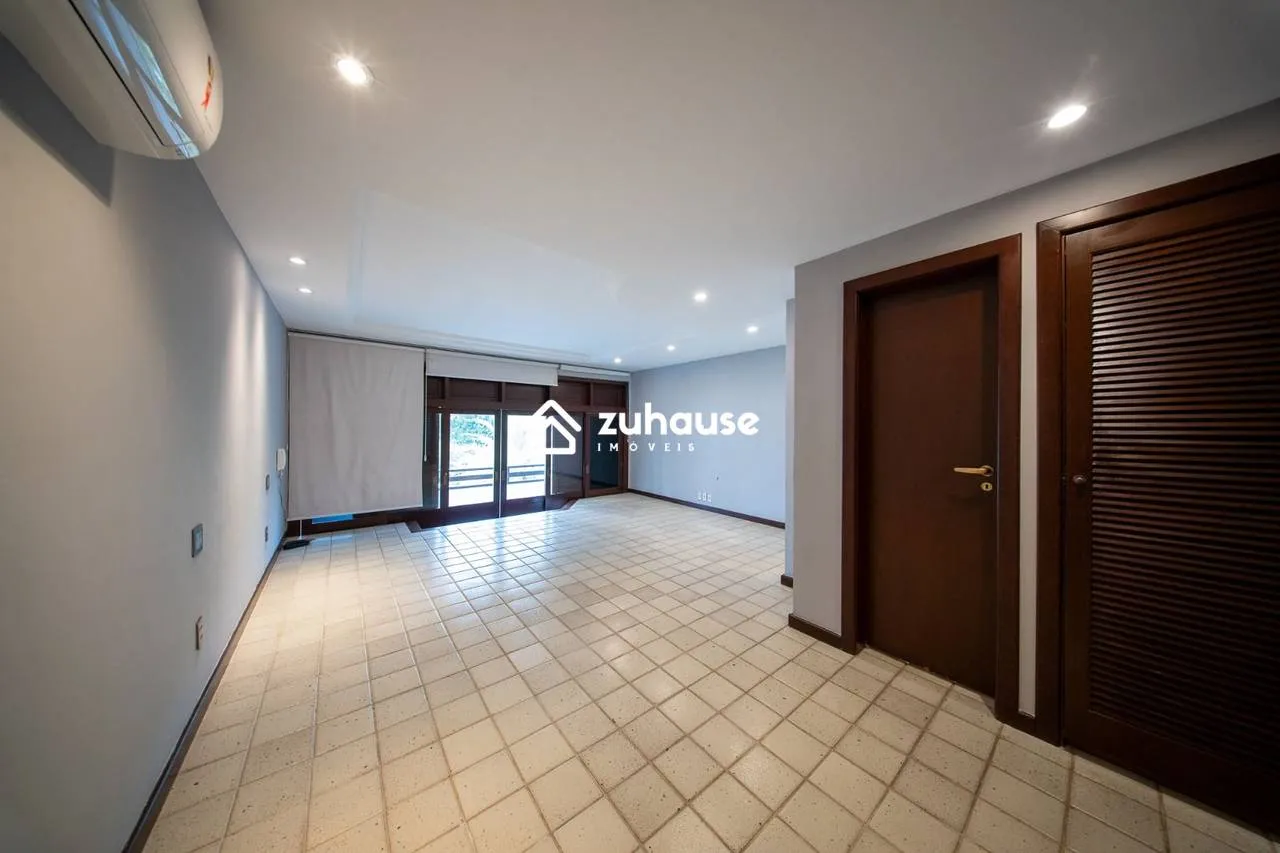 Casa de 5 quartos com janelas do piso ao teto — photo 41